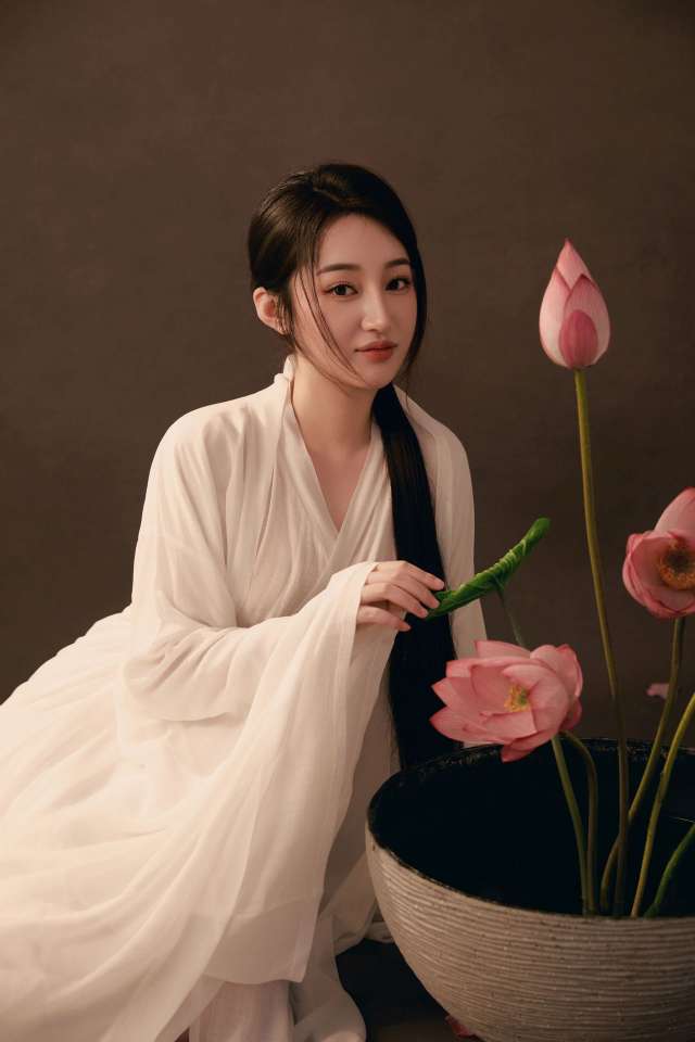 独家邂逅“家5外w”的秘密：170D网红少妇，一场源自“圈外好友”的初恋体验